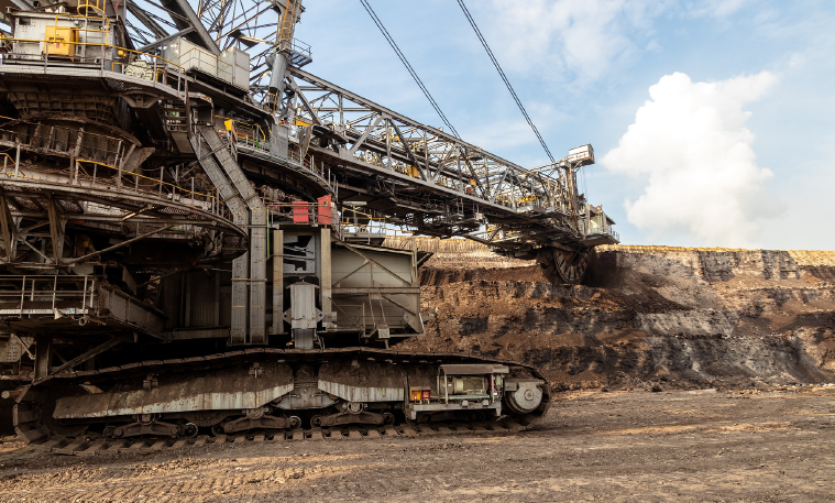 Open pit mining with large conveyor belt that uses Falk speed reducer gearboxes to ensure peak efficiency.